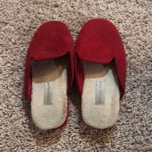 red slippers/shoes